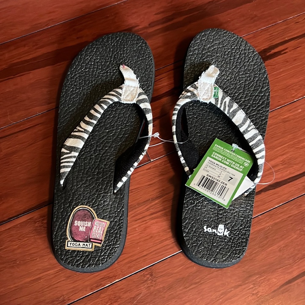 Sanuk Yoga Wildlife flip flops. Women’s size 7. New with tags.